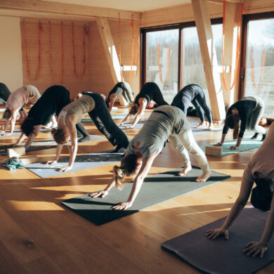 Joga – pies z głową w dół